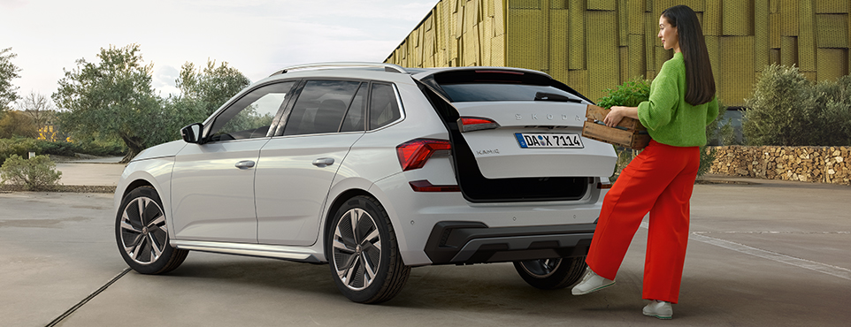 Ein weißer Škoda Kamiq