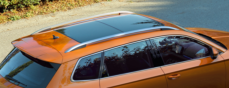 Das Dach eines orangefarbenen Škoda Karoq