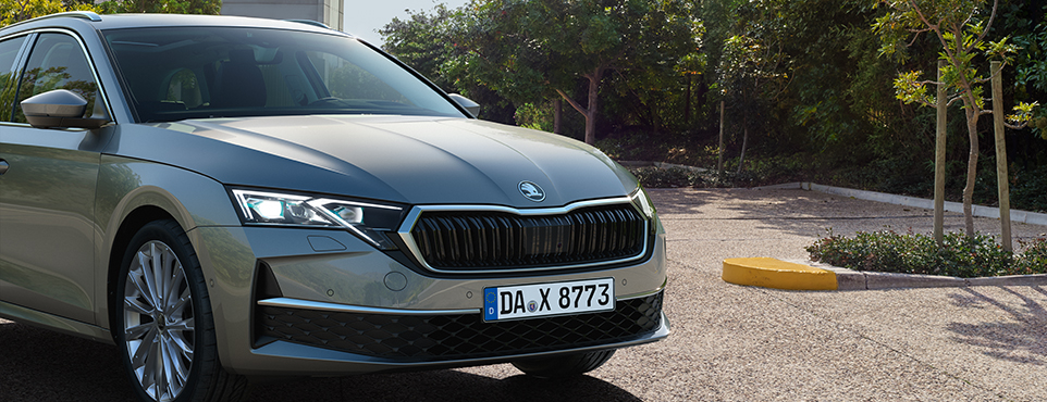 Zu sehen ist ein die Front eines Škoda Octavia